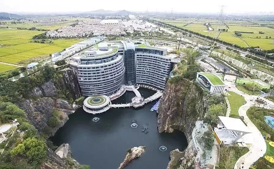 世茂深坑洲际酒店位于上海松江国家风景区佘山山脚下的天马山深坑