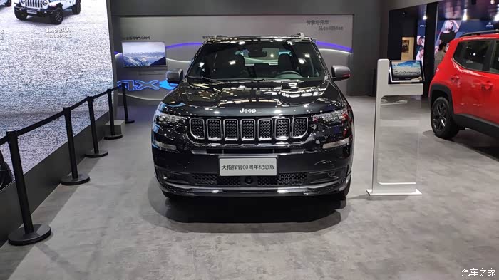 jeep大指挥官外观采用黑色的车身涂装很有大气硬朗的风格