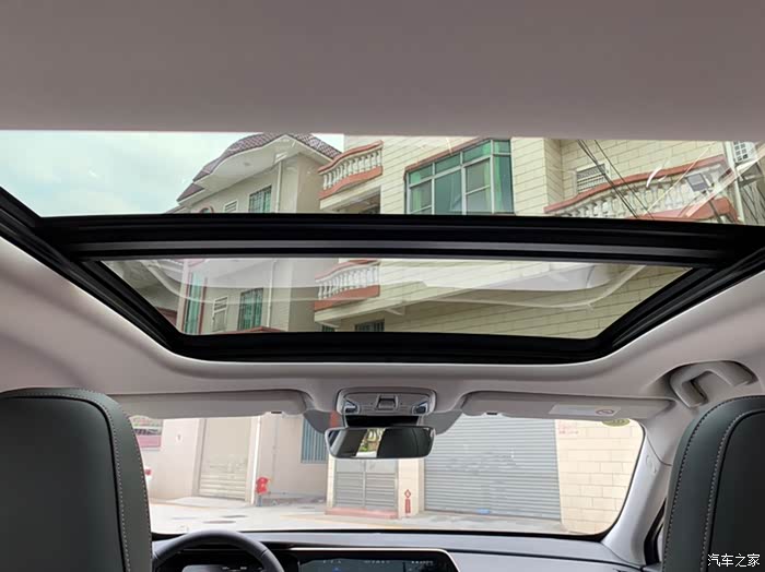 宽敞明亮的全景天窗