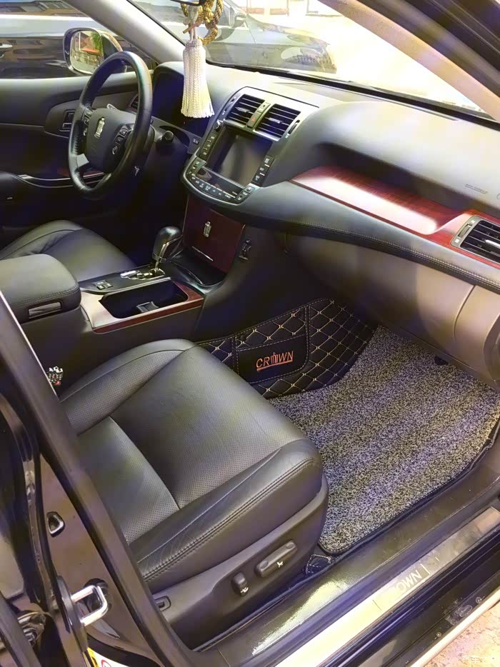 细节体现关爱,第13代皇冠3.0黑内沙龙版随手计