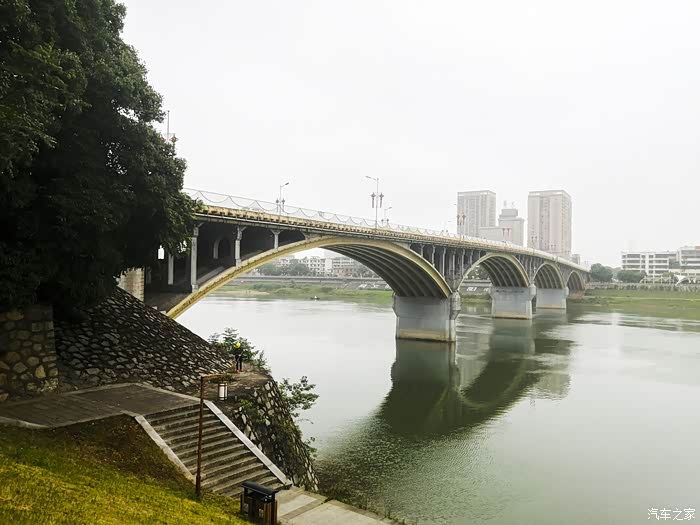 资江一桥,益阳最早的一座桥,现在发展飞速,已经陆续建好座桥了.