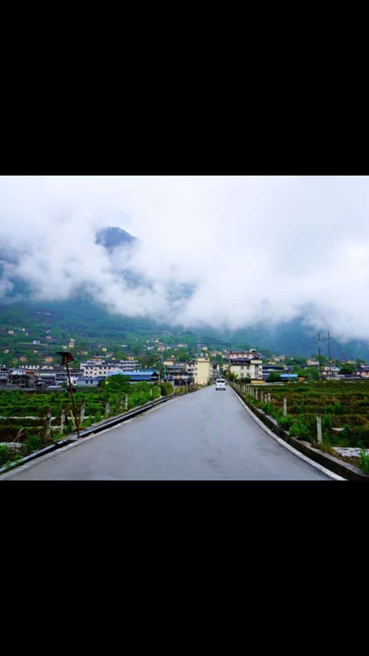 云雾之下的丙中洛镇又是一种别样的景象.