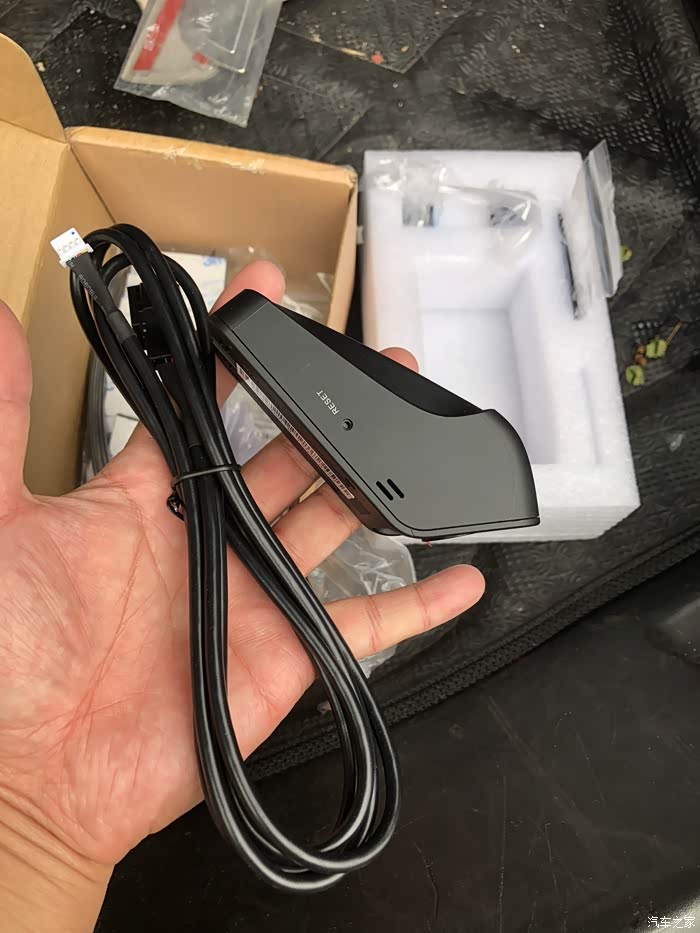 新买的通用专用行车记录仪有专用插头吗