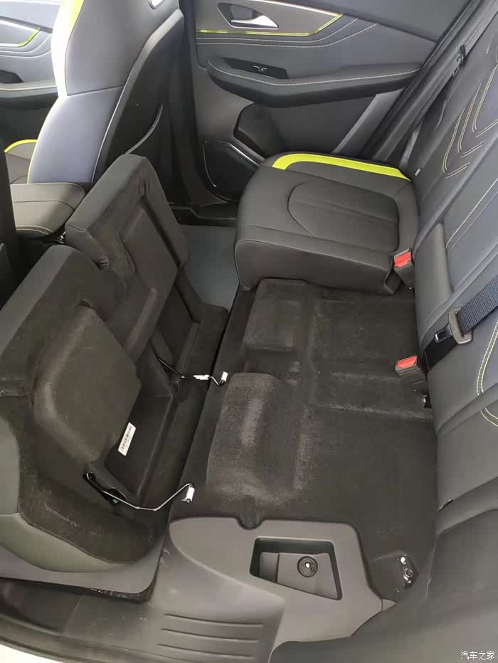 【图】特别服宋plus的后座设计,放倒后不光不平,跟后备厢还有高度差