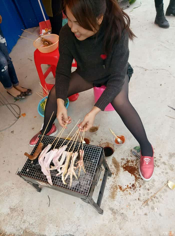 美女烧烤的姿势错