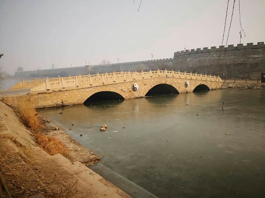 护城桥多了一些光亮.