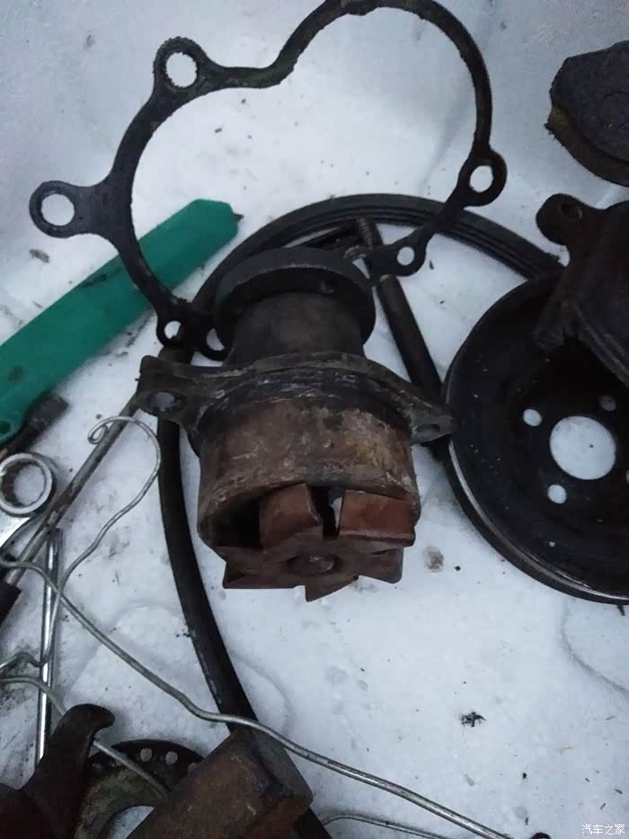 自己动手换水泵和缸垫作业