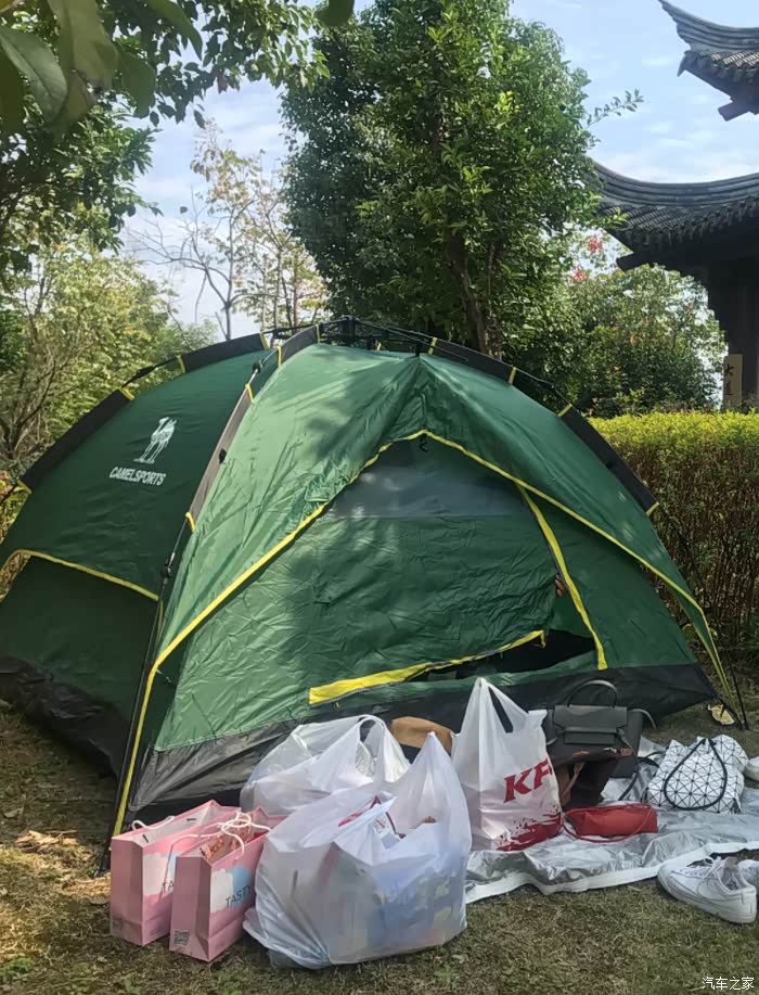 逛得有点累了,在空地上支起帐篷,休息一会儿,是一件多么惬意的事儿啊.