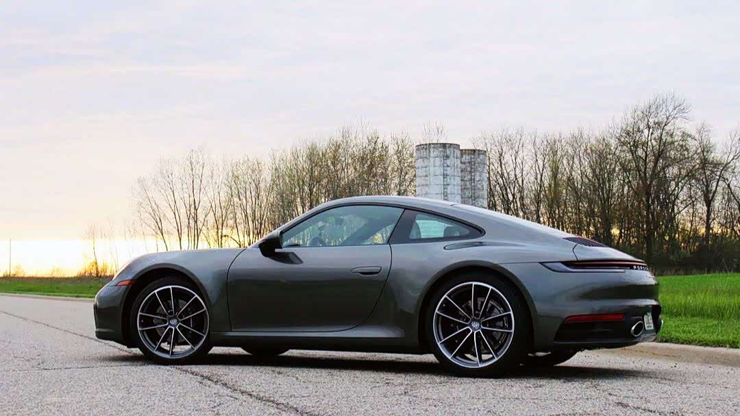 porsche 911 carrera 4车尾设计完美