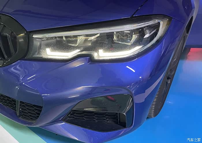 宝马3系极富话题性和关注度黑色进气格栅贯穿了整个车头