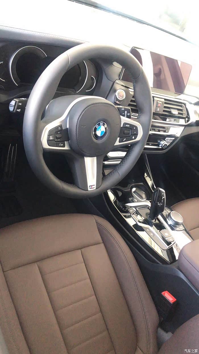 x3车照片,在店里拍的照片