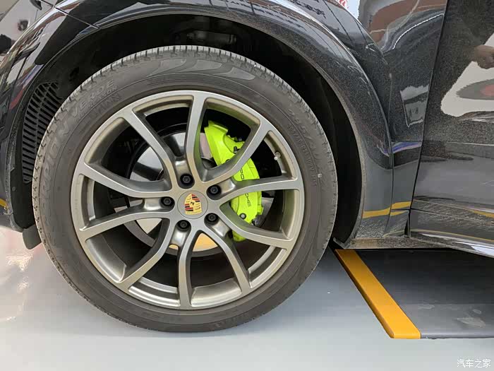 出21寸原厂铂色花瓣卡宴轮毂带轮胎