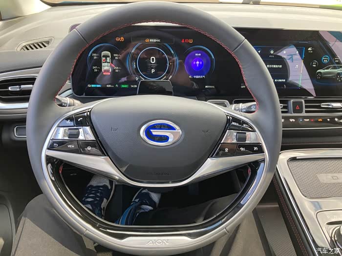 方向盘采用了两幅的设计,有点悬浮的感觉