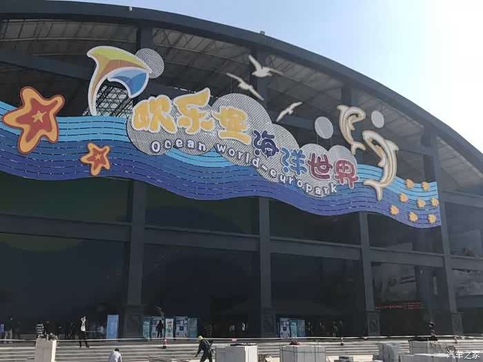 门口还有工人在施工,但是里面设施都已经很完善了,毕竟是新开业的海洋