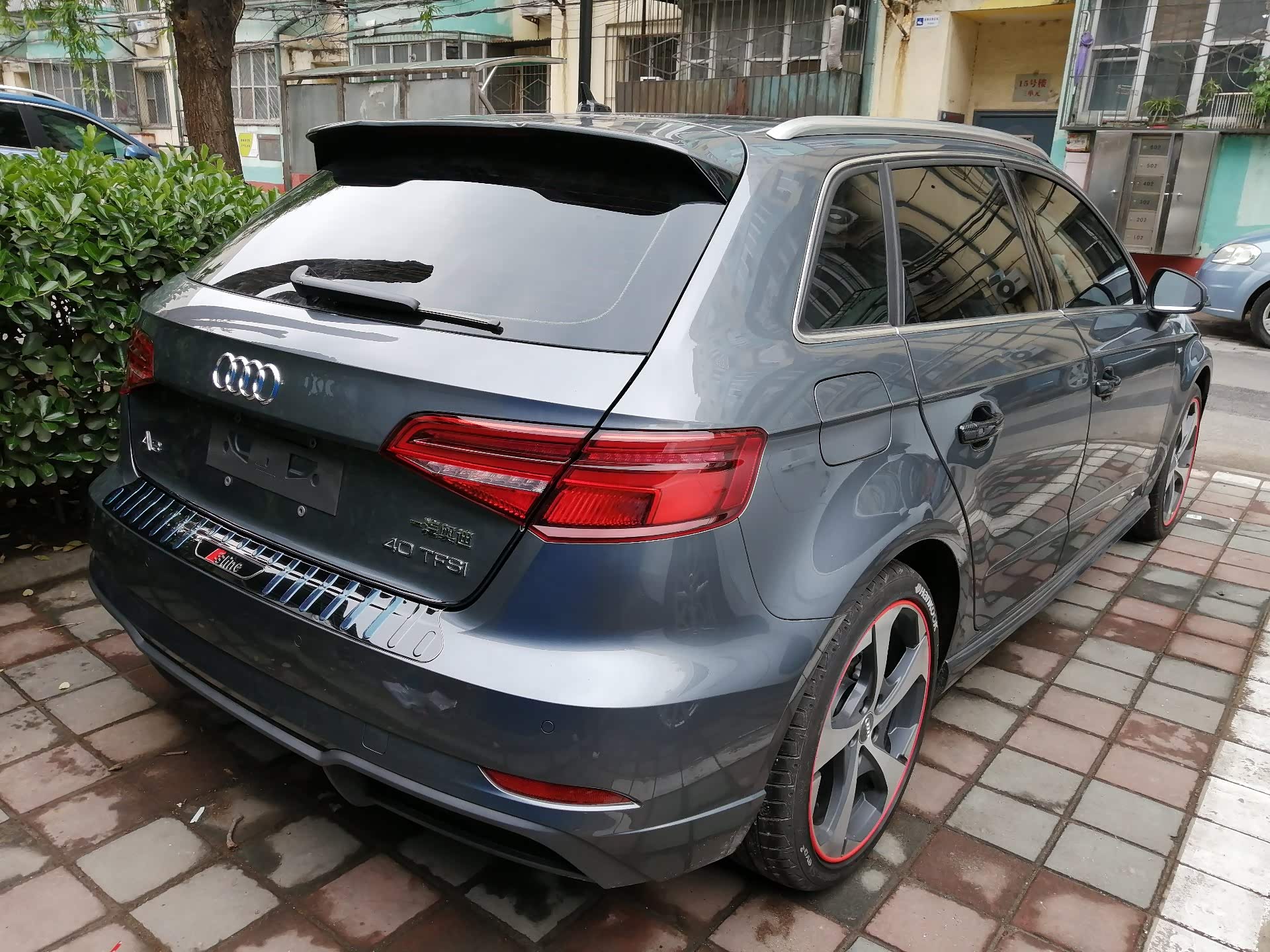 求奥迪a3两厢红,蓝,灰颜色车子的照片