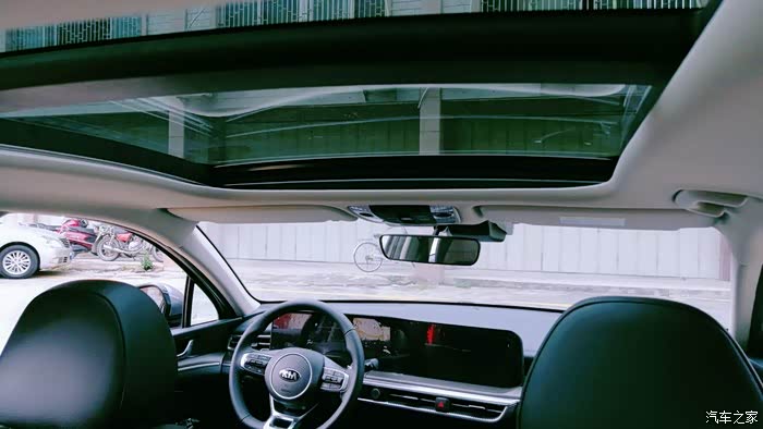 孩子很喜欢这个全景天窗