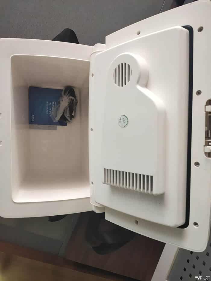 转让全新上汽大众原厂冰箱一个原件1200现400转让,全新未使用.