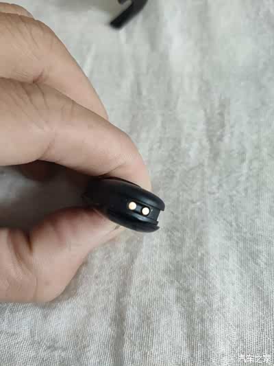 小米手环3nfc版表盘底部的充电接口