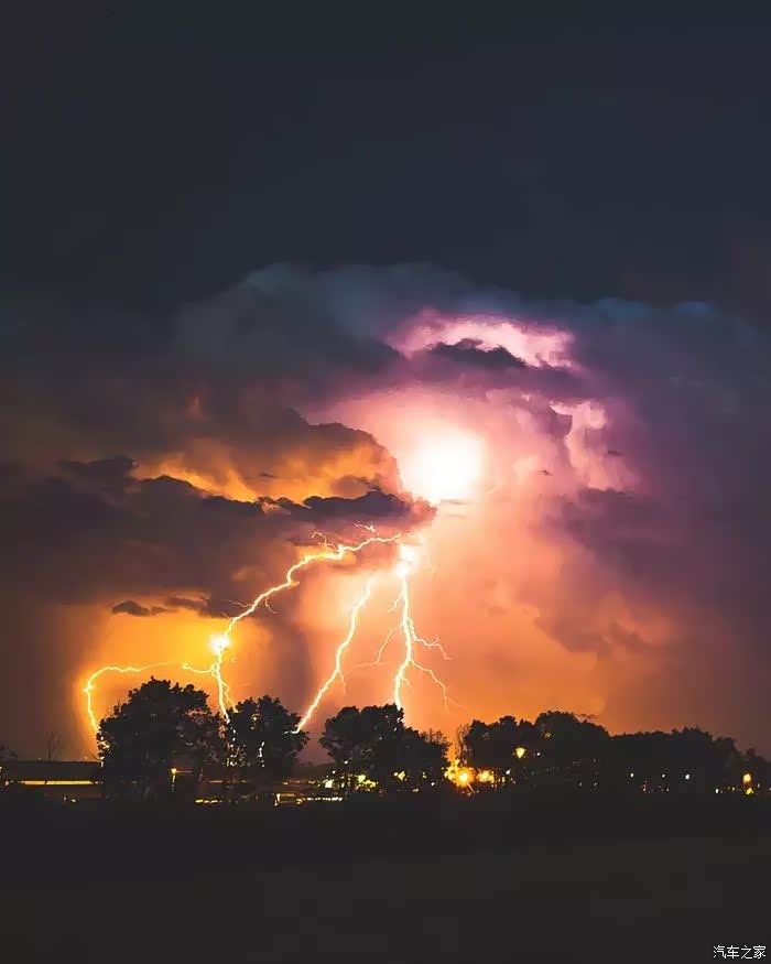 罕见雷电秀!8秒内11道闪电全打在同一点