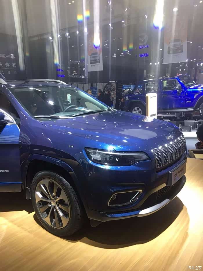 这款2019年最新款的jeep自由光啦,宝蓝色的,真的非常的炫酷哦,前面的