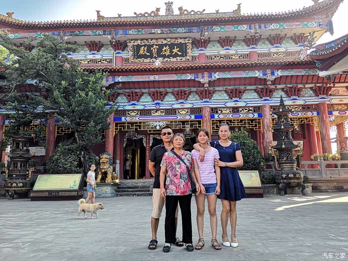 四川长安家族带上家人游千年古刹清泉寺