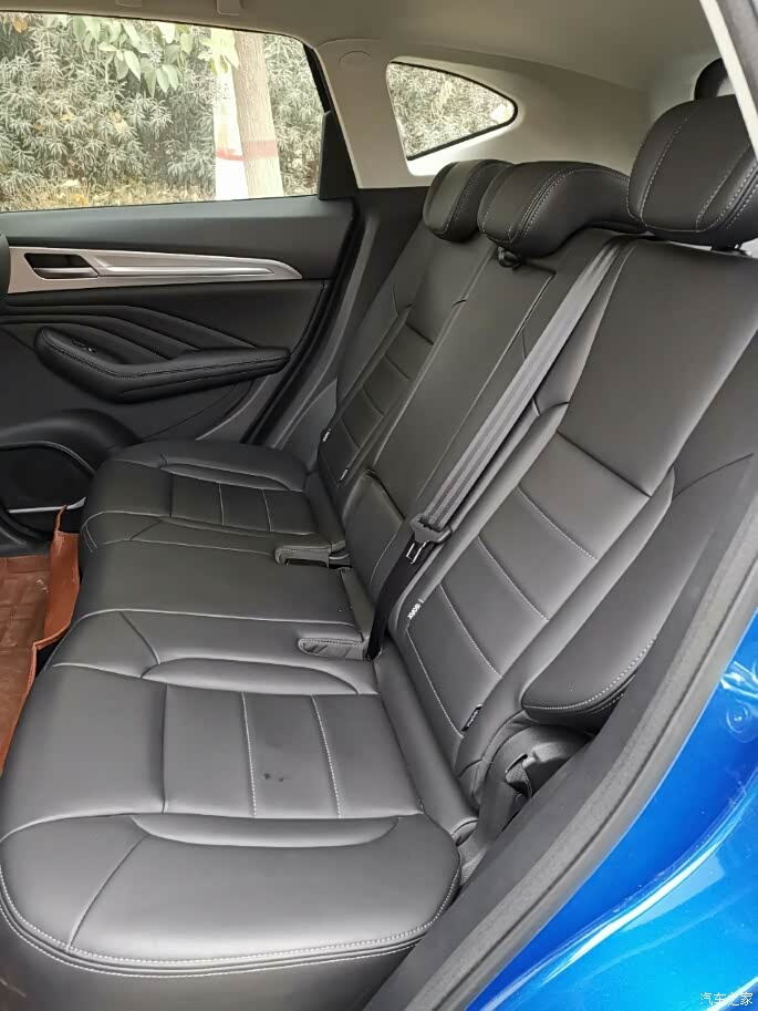 后排座椅,很宽敞,坐着也很舒服!