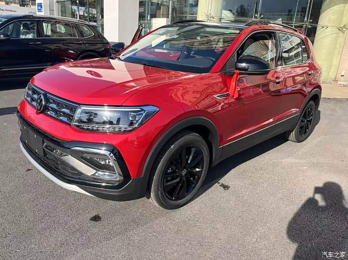 红色途铠提车作业