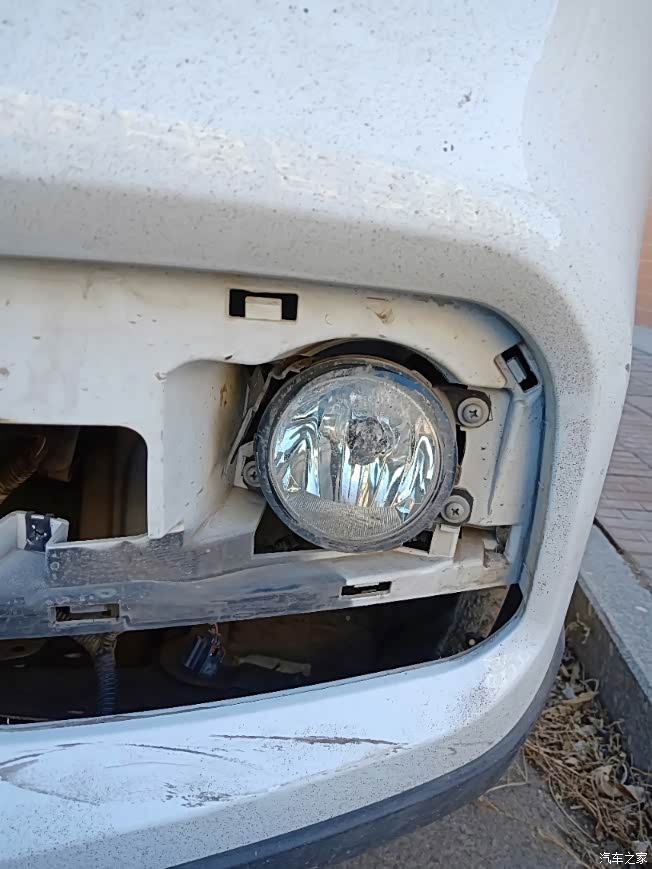 自己修了下被撞的车灯凑合着先用吧谁叫没抓到可恶的肇事车呢