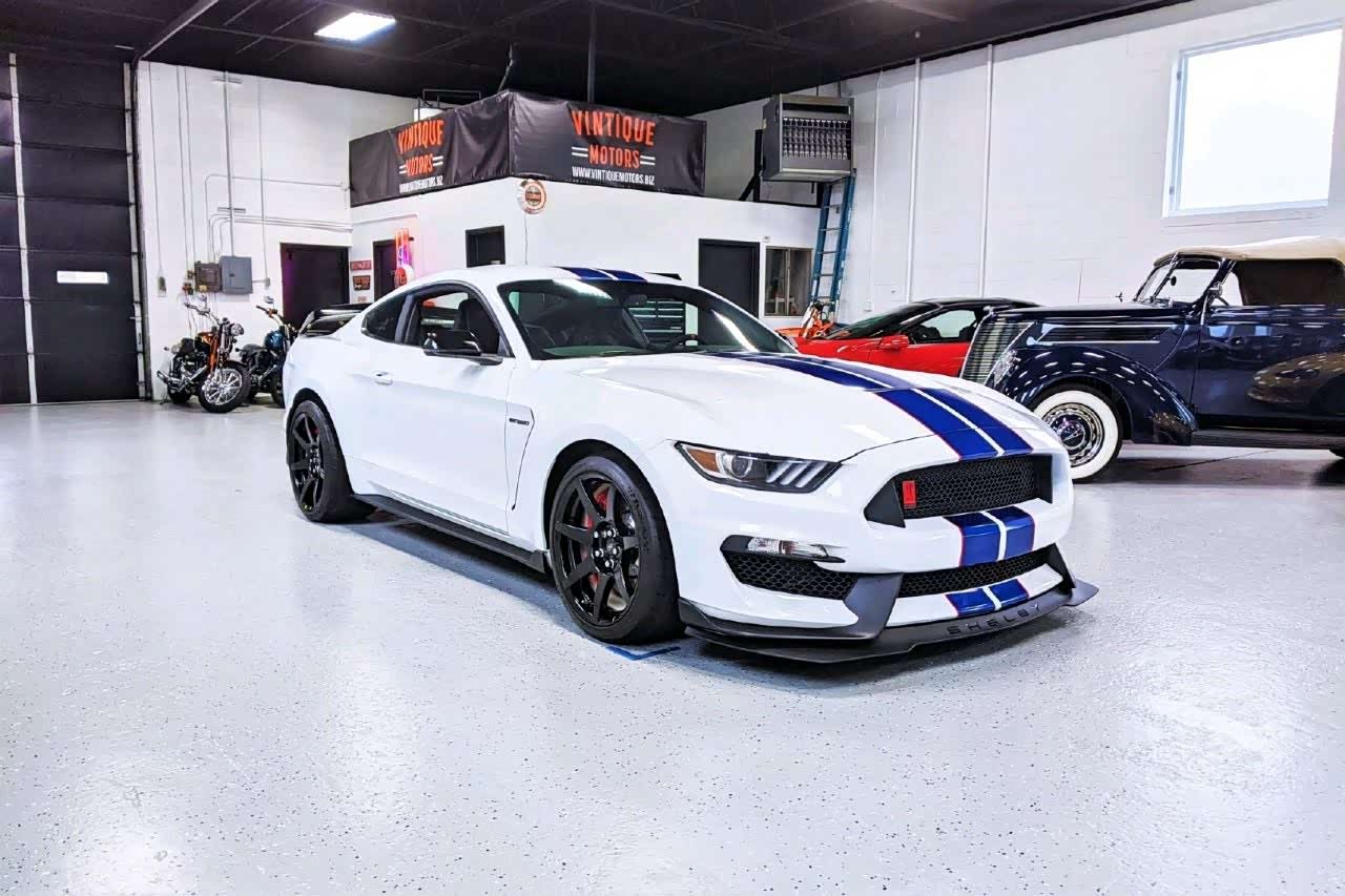 福特野马涂装起来非常的好看,车就要有自己的个性.