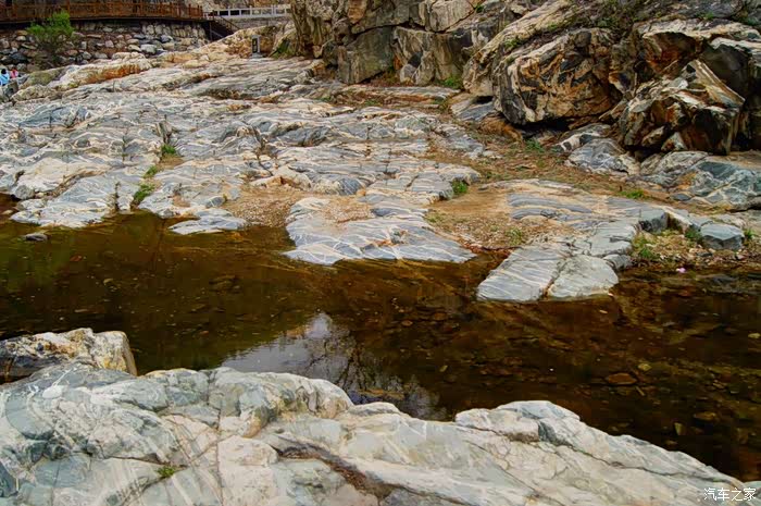 彩色斑斓的河床基岩