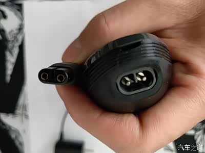 剃须刀刀充电器充电插口做特殊设计防止因为能区分正负极而造成对剃须