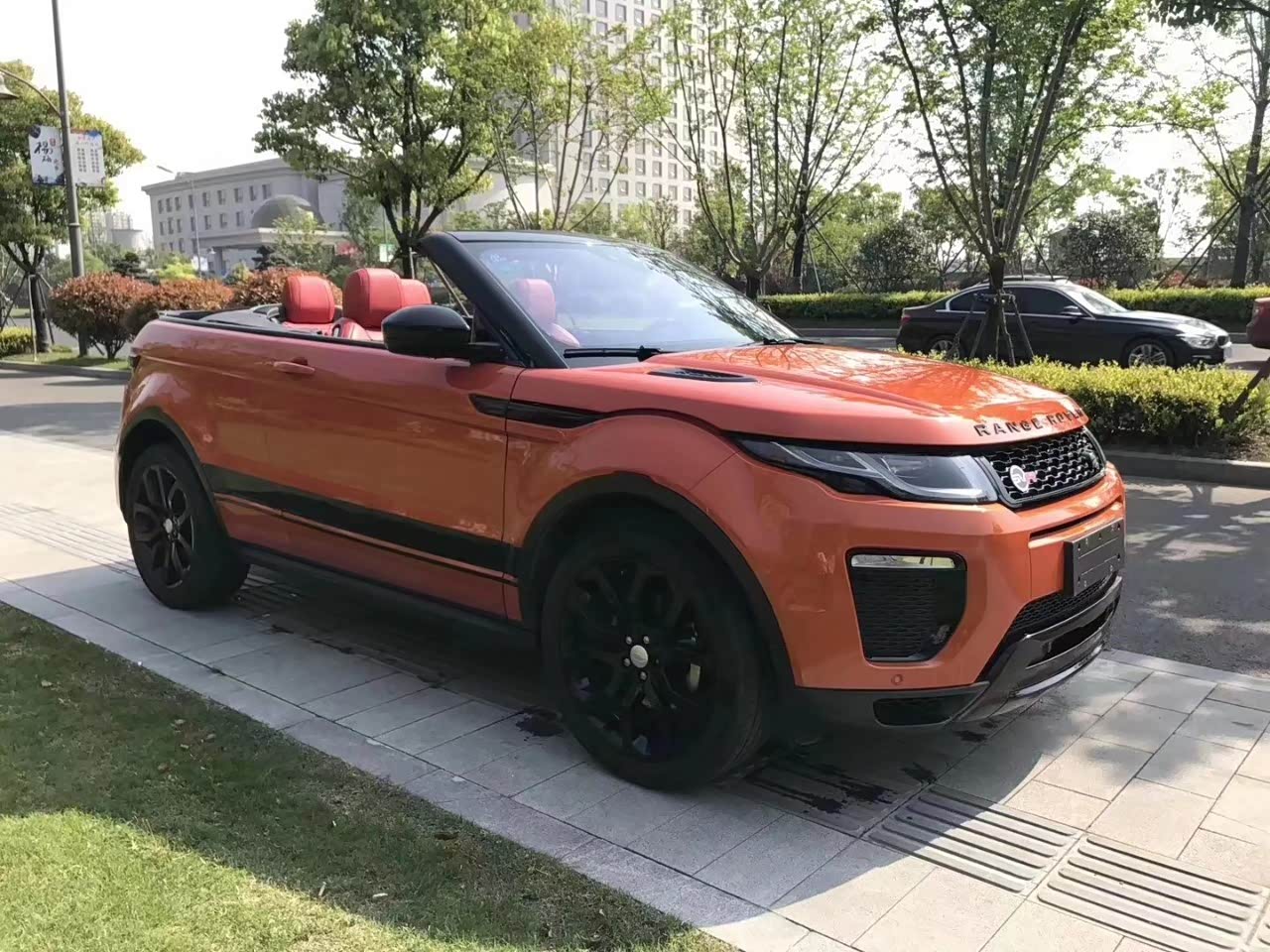 橙色加敞篷,这样的路虎揽胜还真不多见