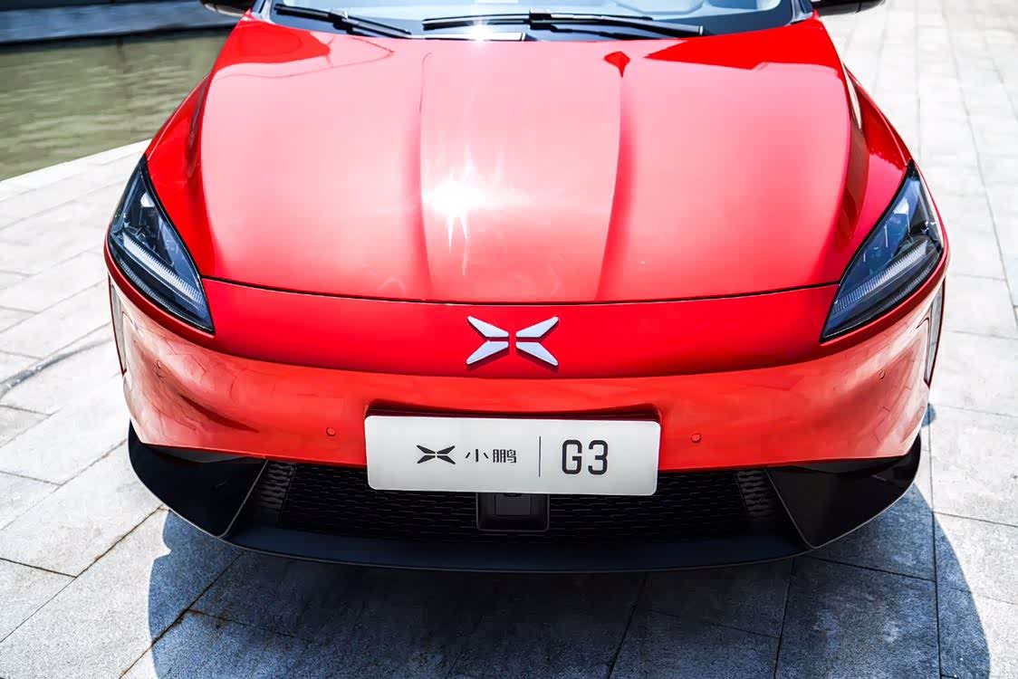 小鹏g3这造型看起来不错啊红色与黑色的搭配确实很骚气