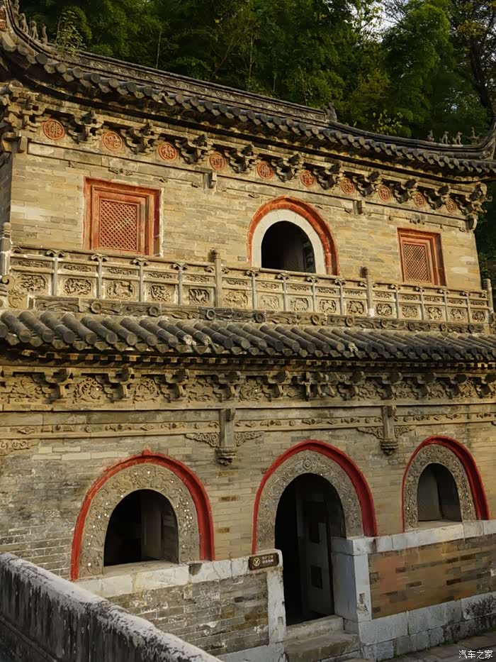 无梁殿无梁殿为单檐歇山瓦顶,重檐九脊,内部系砖垒成的拱券,外部摹仿