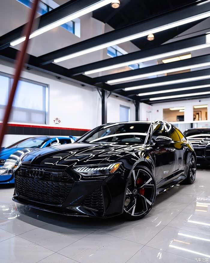 黑色的奥迪 audi gtr,轮毂漂亮,车灯更是迷人,真喜欢