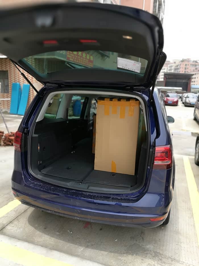 请教各位夏朗老司机,后尾箱门打开的时候怎样才能关了尾箱灯?