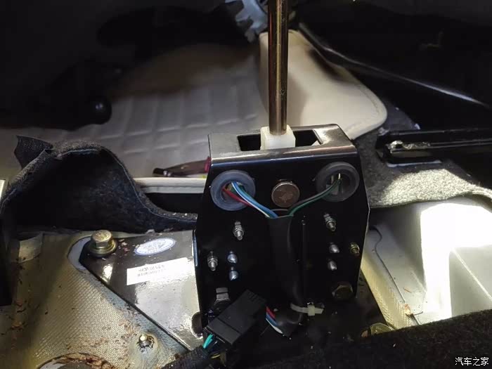 请问哪位知道电动熊猫的倒车灯开关在哪儿