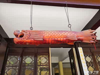 经典的木鱼龙通知僧众吃饭或集合,称之为"鱼梆","饭梆"等.