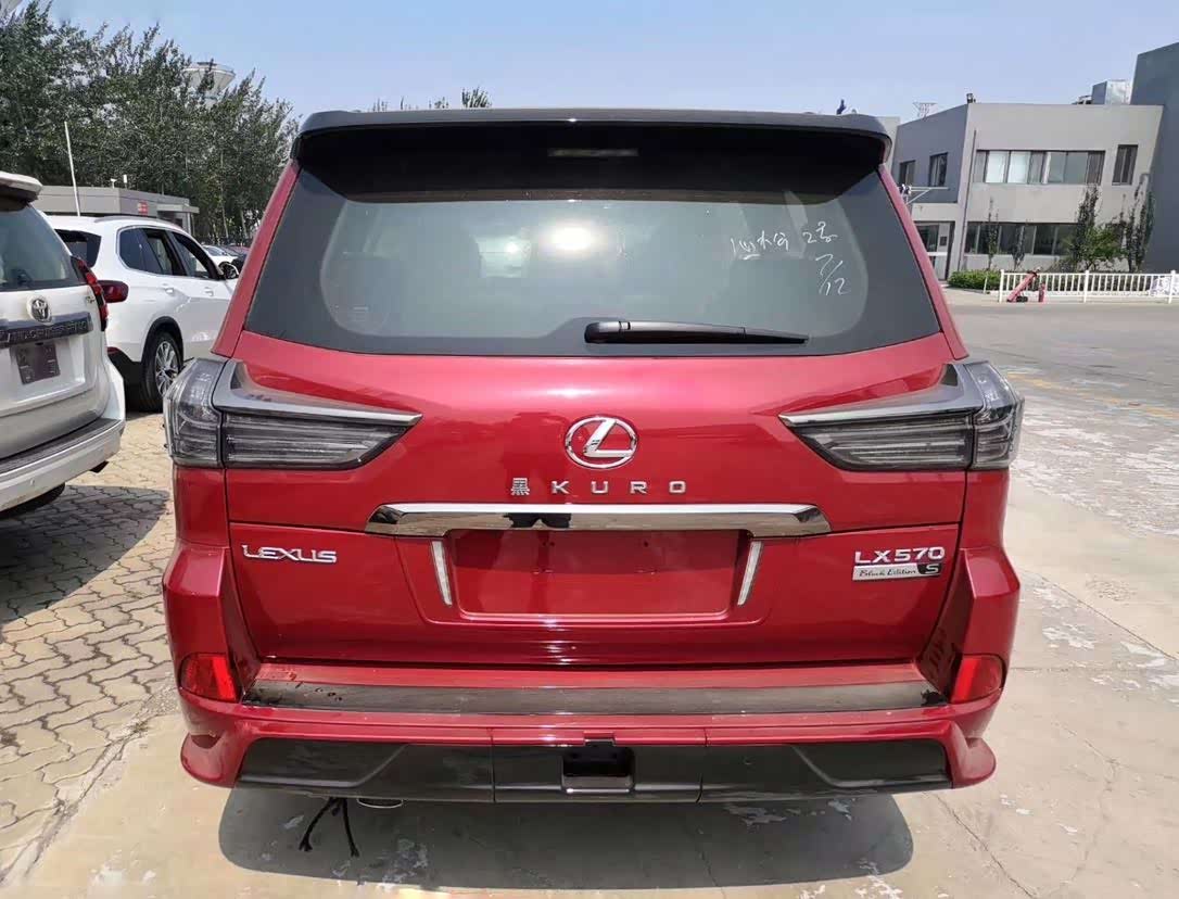 红色的限量lx570 kuro 这开在马路上可太横了