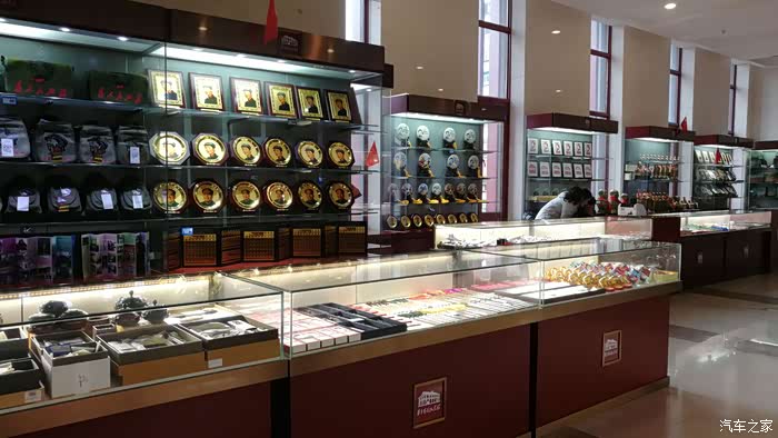 里面有商店卖一些纪念品