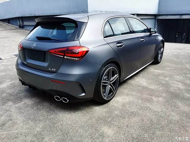 奔驰amg a45,这个哑光灰车漆太漂亮了