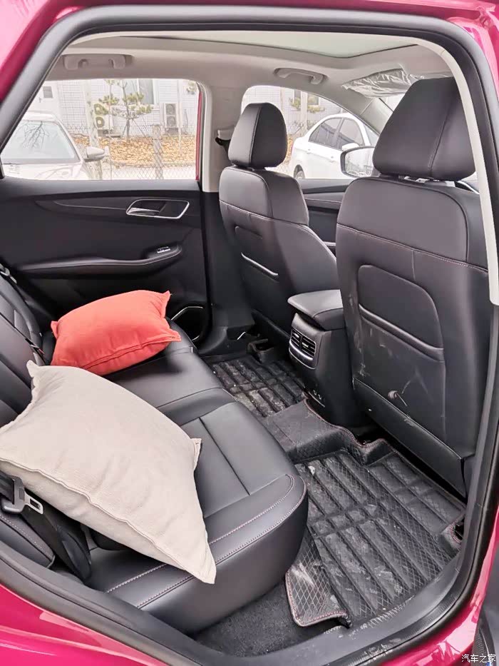 这么看后排的空间也挺大的,并且实际中确实也挺宽敞的,正常坐满三个人