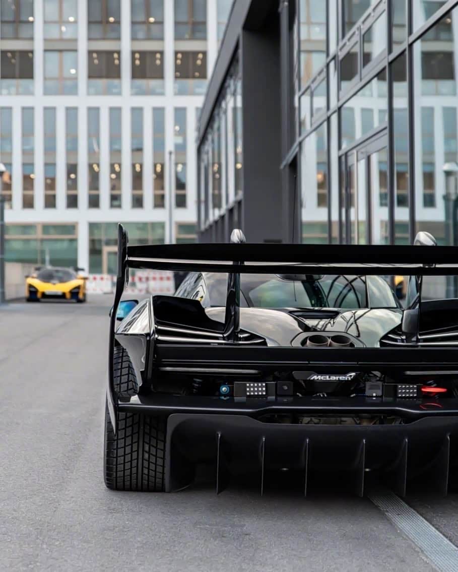 【图】黑色迈凯轮塞纳静静地停在路边等你回家_迈凯伦塞纳论坛_汽车之