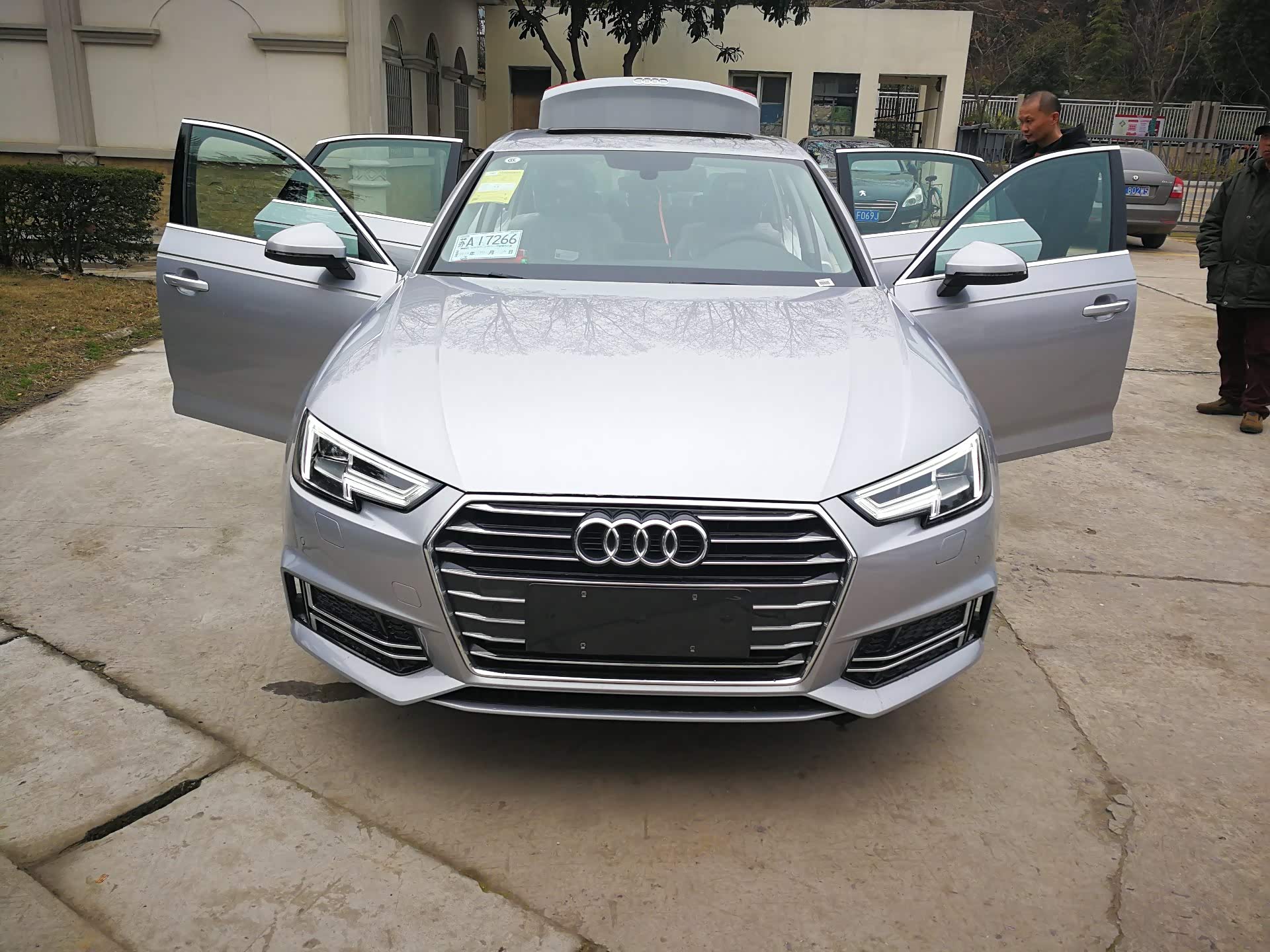 今天终于在4s看到我的新车了,花剑银.