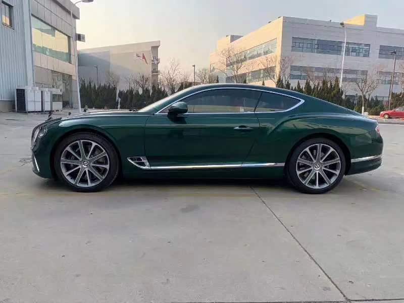 宾利欧陆gt 6.0 w12,翡翠绿/热刺红,这颜色爱了!