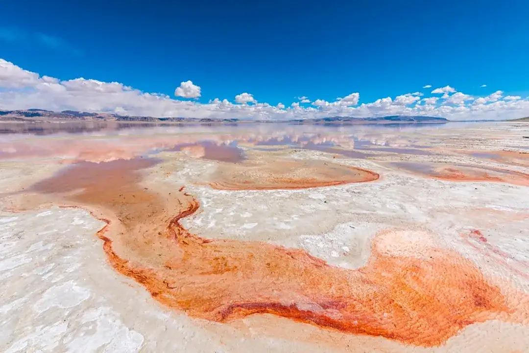 扎仓茶卡盐湖,是藏北最大的盐湖,位于阿里地区革吉县东北部.