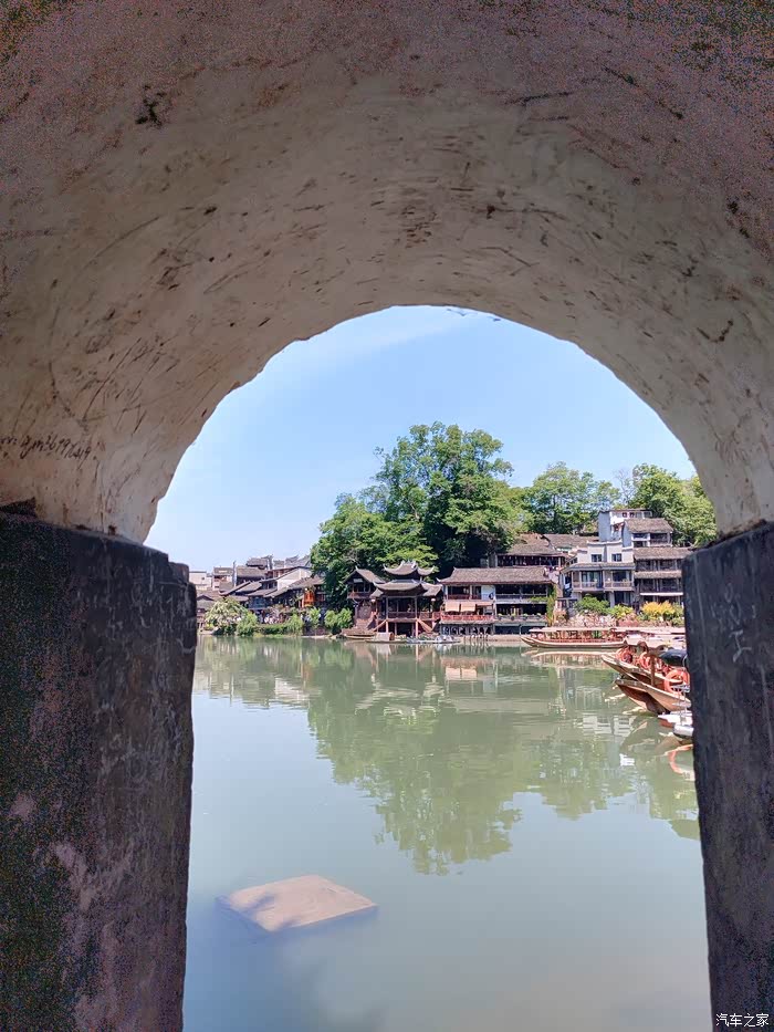 自驾游湘西凤凰古城观赏沱江岸边的万名塔下集