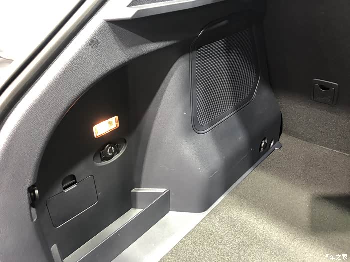 尾箱左边配备了一个12v的电源接口,这个比较人性化,可以接车载冰箱