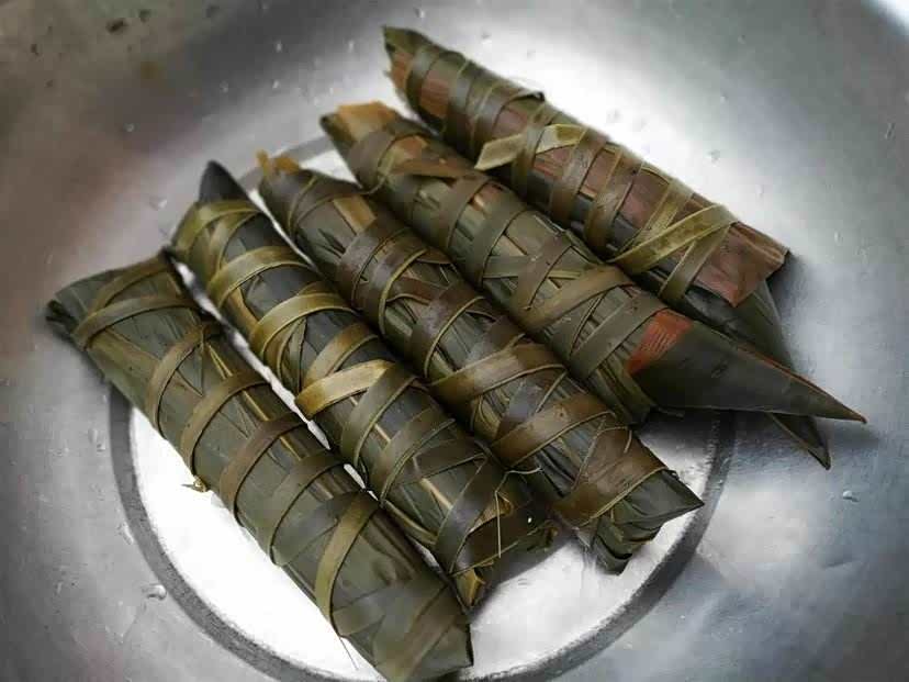 广东一种碱水粽.晶莹剔透的棕身是由圆糯米加入碱水充分搅拌而成