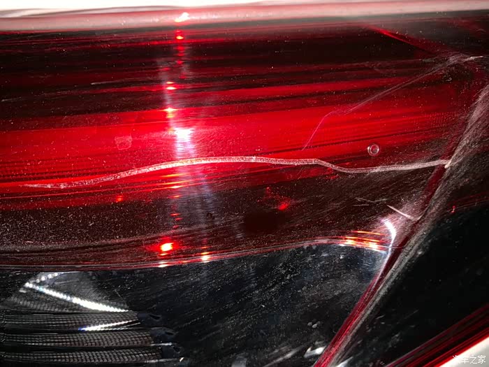 当地一直下雨,倒车的时候没注意副驾右侧尾灯被刮了两道感觉蛮深的